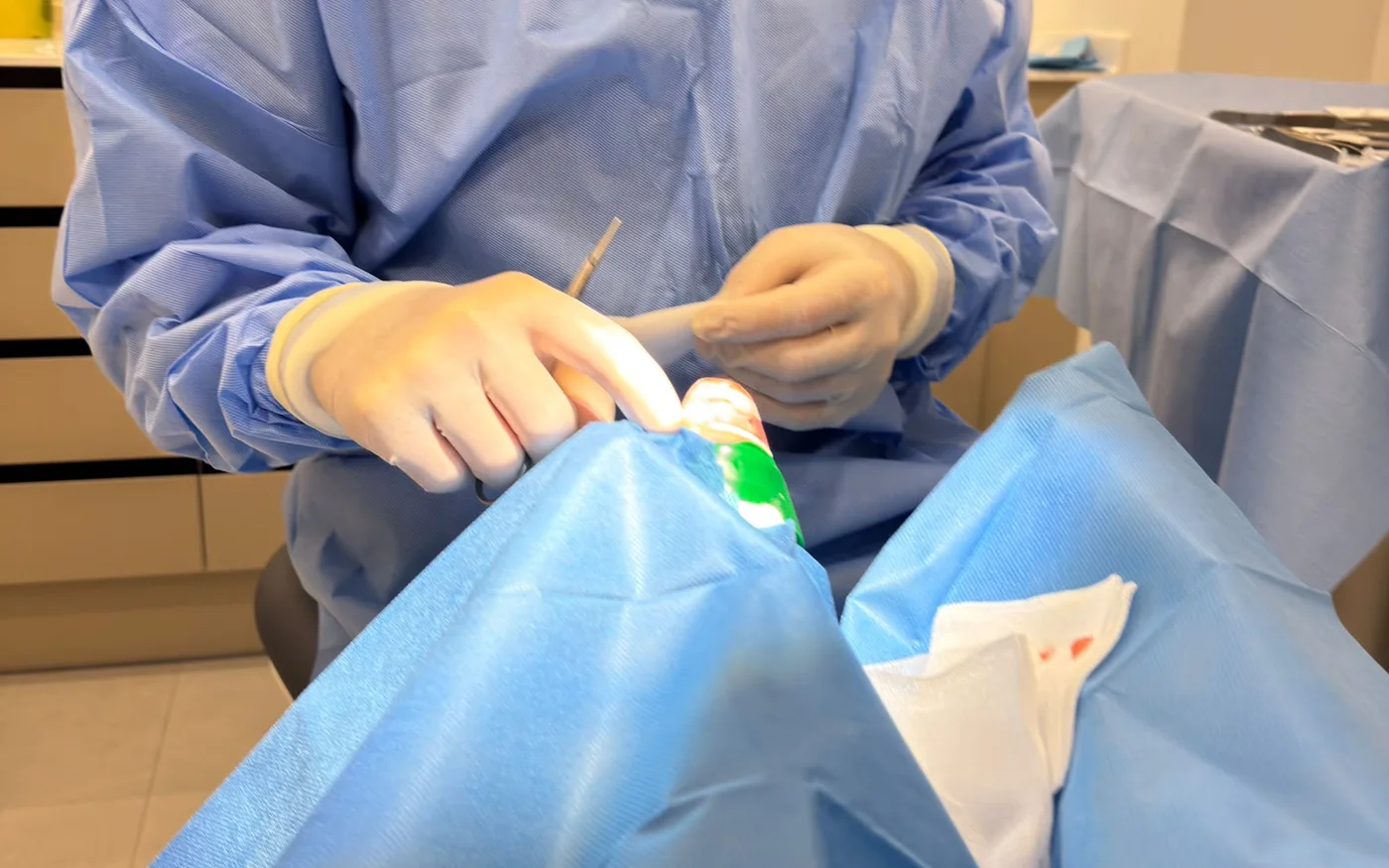El Dr. Serven operant al quiròfan